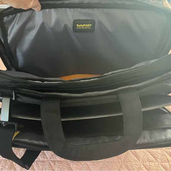 Targus Resolution laptop travel case with reinforced handle and strap - Picture 9 of 10